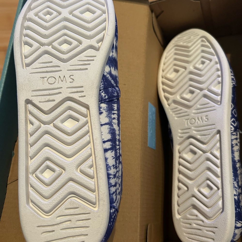 TOMS Women’s slip ons - Picture 6 of 8